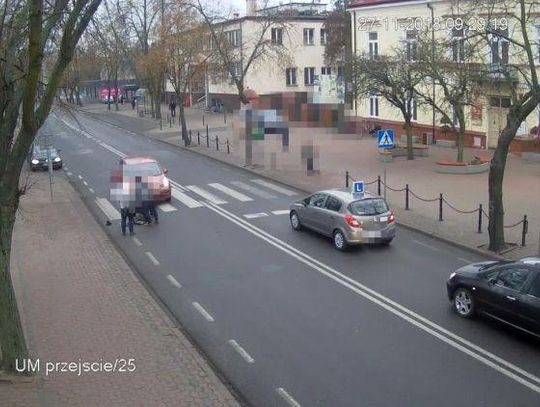 Policja ostrzega.  Łuków: Potrącił pieszą na przejściu i stracił prawo jazdy - film z monitoringu