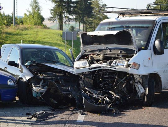 Policja ostrzega. Tomaszów Lub.: Nie zauważył jadącego z naprzeciwka samochodu
