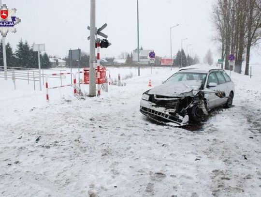 Policja ostrzega: Zamość. Kolizja na niestrzeżonym przejeździe kolejowym
