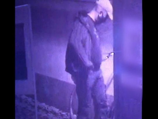 POLICJA POSZUKUJE SPRAWCY PODPALENIA PUNKTU SZCZEPIEŃ W ZAMOŚCIU