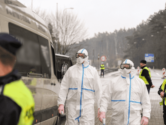 POLICJA WSPIERA W UTRZYMANIU KWARANTANNY W POLSCE*