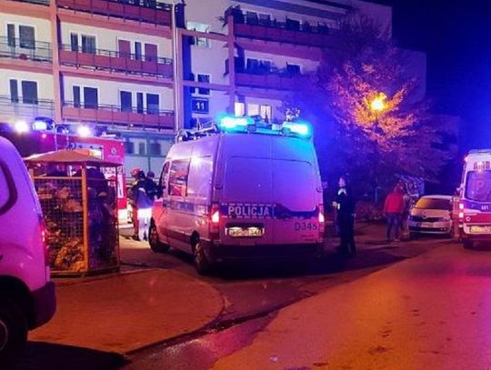 Policjanci ewakuowali mieszkańców z pożaru