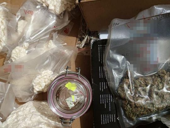 Policjanci zatrzymali 24-latka posiadającego ponad kilogram narkotyków