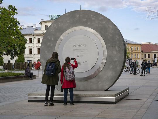 Portal na Placu Litewskim zostanie z nami dłużej