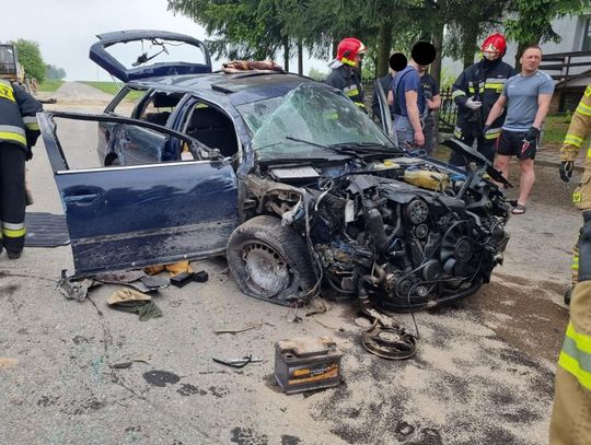 Samochód uderzył w betonowe ogrodzenie kościoła