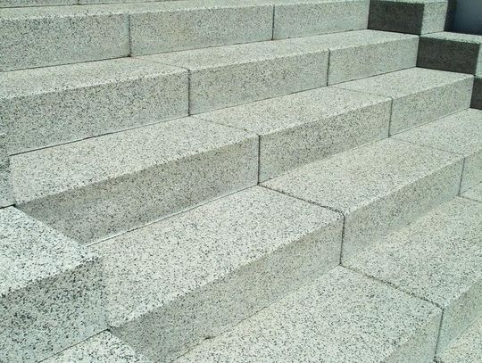 Schody granitowe — czy warto decydować się na takie rozwiązanie? *