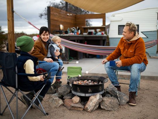 Sekrety wygodnego biwakowania dla początkujących fanów caravaningu