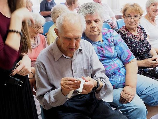 Seniorzy uczą się używać opasek życia *