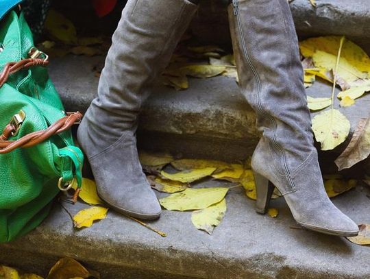 Sposoby na zbyt szeroką cholewkę w kozakach