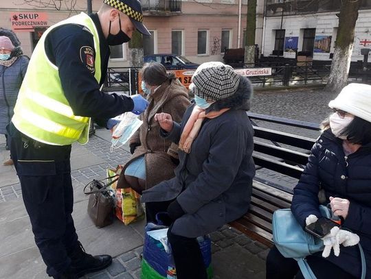 Straż Miejska oraz lubelski Nadzór Ruchu MPK rozdają maseczki podróżującym komunikacją miejską