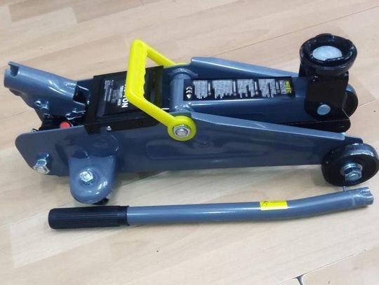 Świadkowie wyciągnęli spod samochodu złodzieja katalizatorów