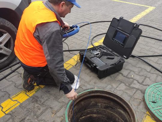 Szybka pomoc przy zatkanej rurze kanalizacyjnej