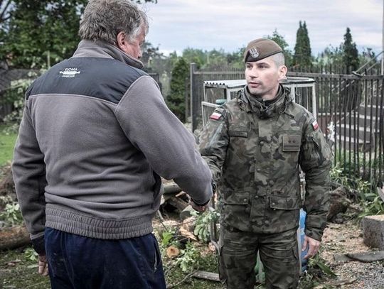 Terytorialsi pomagają po nawałnicy w gminach  Wojciechów i Konopnica 