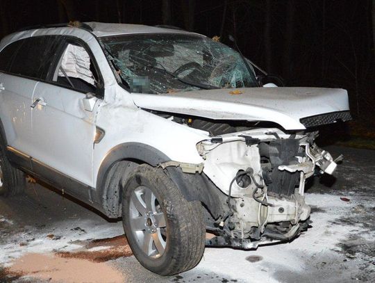 Uderzyła w przydrożne drzewa i dachowała. Wraz z mężem trafiła do szpitala