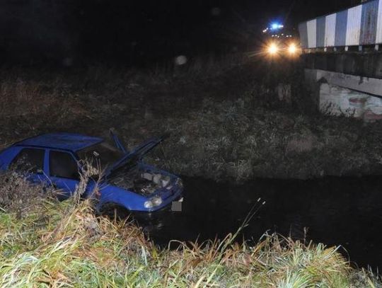 Uniknął zderzenia z sarną, ale...wpadł do rzeki...