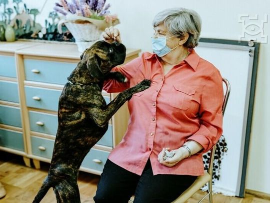 Whoopi podaje łapę podopiecznym