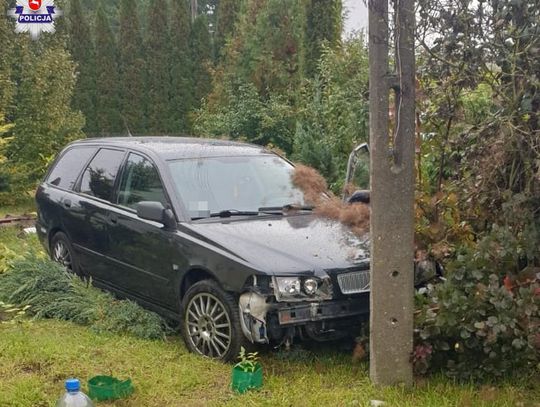 Wjechała w ogrodzenie, antenę i słup, a później sobie poszła