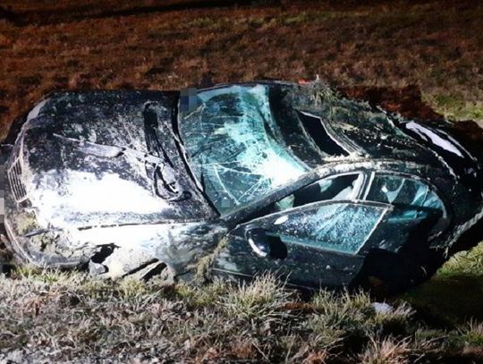 Wpadł w poślizg i dachował