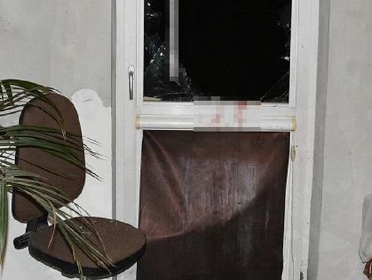 Wybił szybę, bo nikt nie chciał wpuścić go do środka