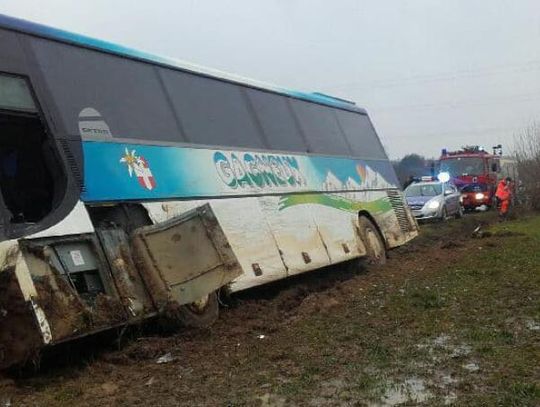  Wypadek autobusu - wycieczka z 43 dzieci w rowie - kierowca nie żyje