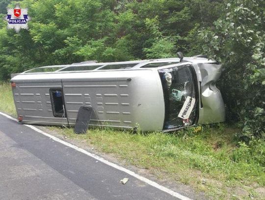 Wypadek busa w Poniatowej. Policjanci zorganizowali objazdy
