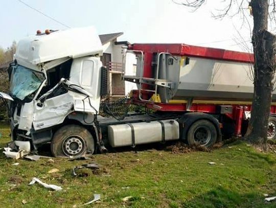 Zasłabł za kierownicą, zjechał z drogi i uderzył w drzewa