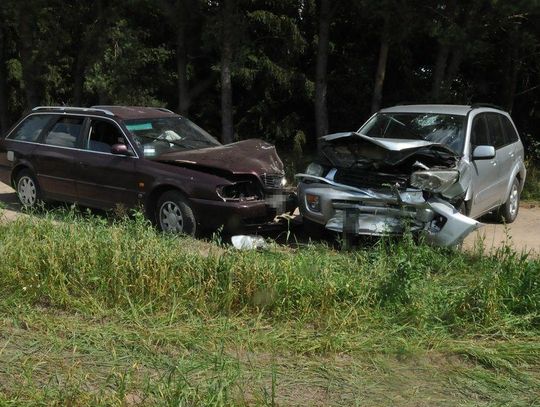 Zderzenie toyoty i audi w trakcie wymijania