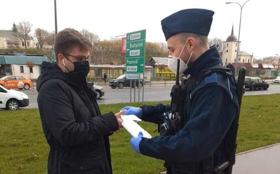 Akcja rozdawania maseczek w komunikacji miejskiej Akcja rozdawania maseczek w komunikacji miejskiej