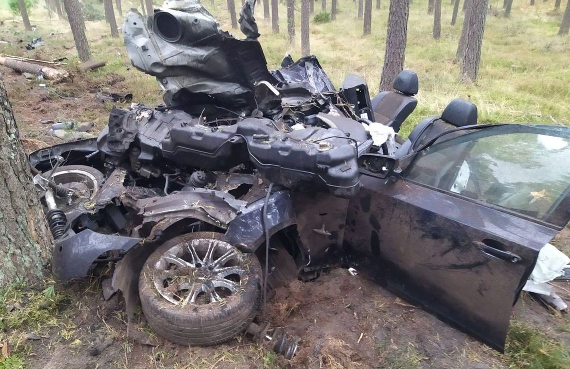 BMW rozpadło się na części po uderzeniu w drzewa