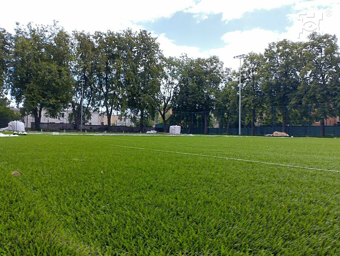 Boiska przy „Staszicu” nabierają kolorów Boiska przy „Staszicu” nabierają kolorów