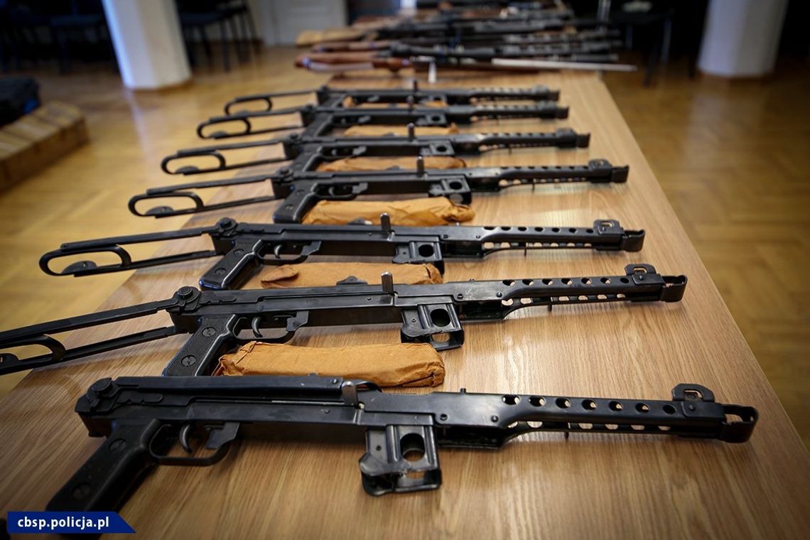 CBŚP PRZEJĘŁO BROŃ, GRANATY I AMUNICJĘ CBŚP PRZEJĘŁO BROŃ, GRANATY I AMUNICJĘ