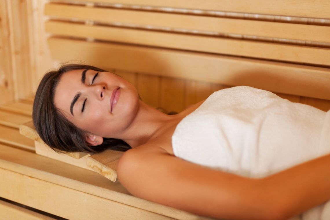 Czy sauna pomaga schudnąć? Fakty i mity o spalaniu kalorii w wysokiej temperaturze Czy sauna pomaga schudnąć? Fakty i mity o spalaniu kalorii w wysokiej temperaturze