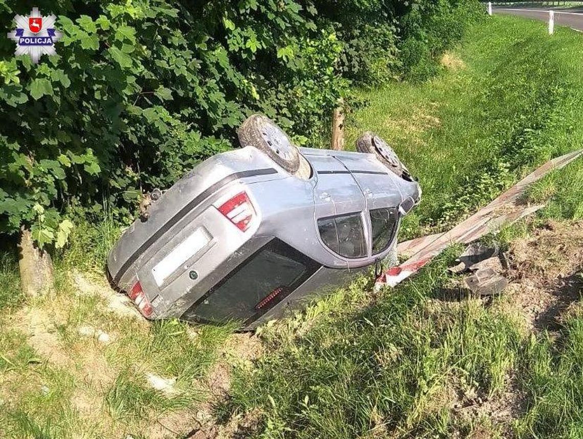 Dachowanie w miejscowości Niewęgłosz. W aucie znajdowała się pijana matka z dziećmi Dachowanie w miejscowości Niewęgłosz. W aucie znajdowała się pijana matka z dziećmi