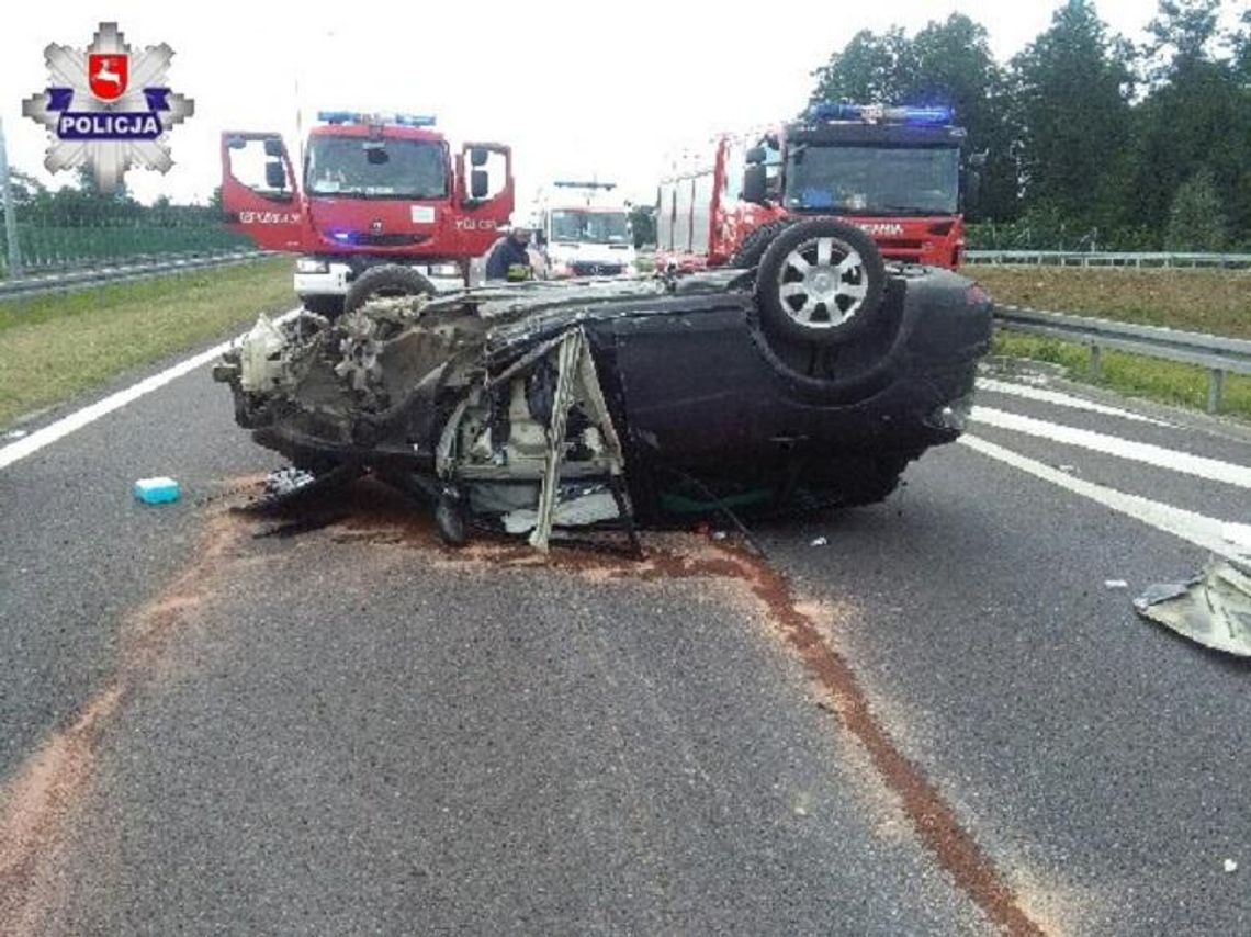 Dachowanie w Puławach. Auto spłonęło