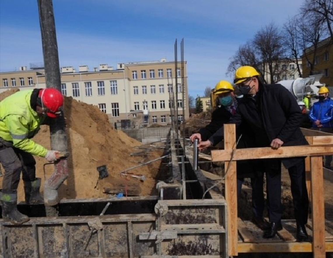 Fundamenty sali przy I LO z wmurowaną kapsułą czasu Fundamenty sali przy I LO z wmurowaną kapsułą czasu