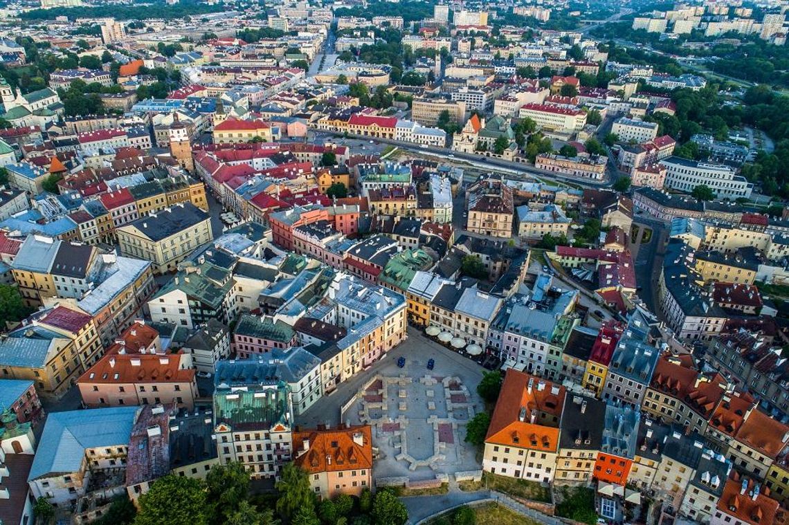 Informacje drogowe: Parada samochodów i motocykli Informacje drogowe: Parada samochodów i motocykli