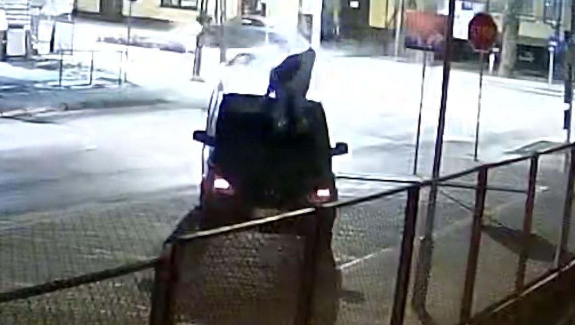 Jechał busem z "intruzem" na dachu Jechał busem z "intruzem" na dachu