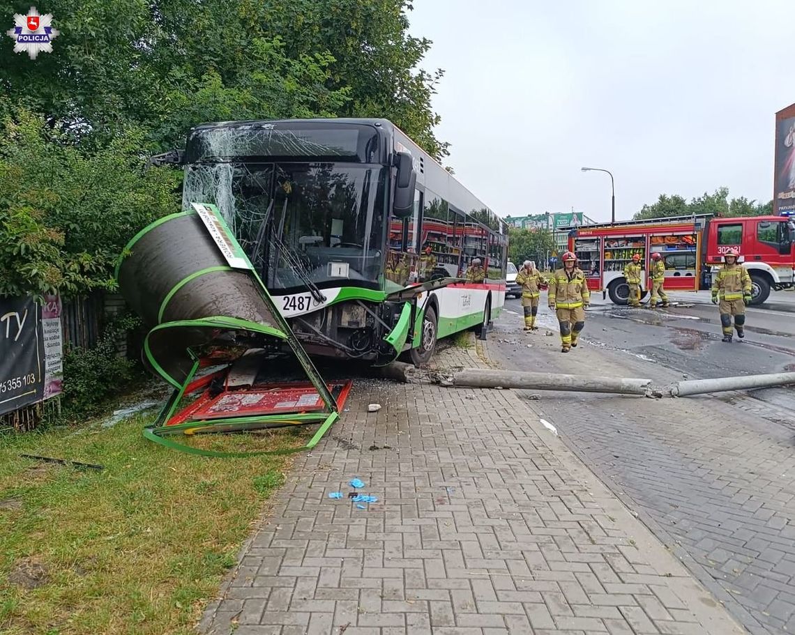 KIERUJĄCY MPK WJECHAŁ W PRZYSTANEK Z LUDŹMI