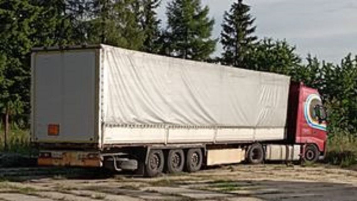 KIERUJĄCY TIREM PIŁ W CZASIE JAZDY I WYPADŁ Z KABINY KIERUJĄCY TIREM PIŁ W CZASIE JAZDY I WYPADŁ Z KABINY