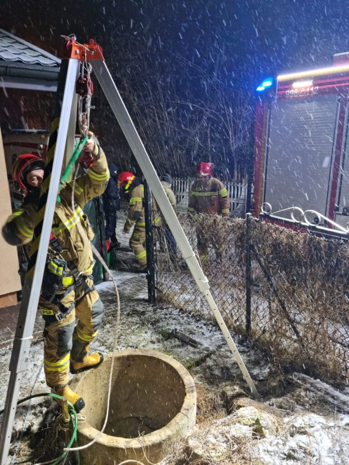 Kobieta wpadła do studni Kobieta wpadła do studni