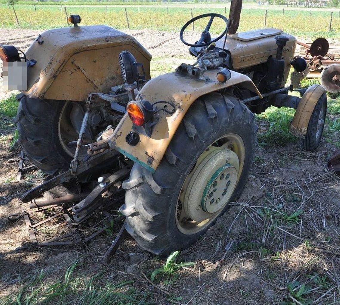 Mężczyzna wpadł pod koło ciągnika, które go przejechało