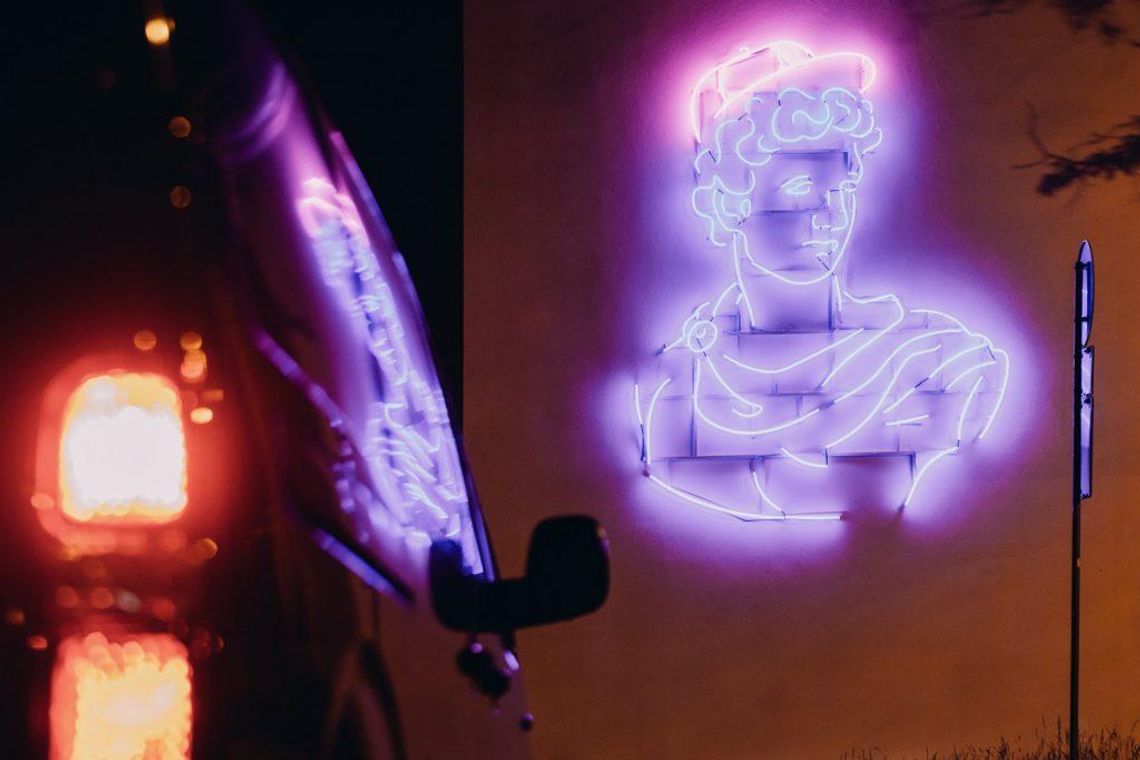 Neonowa postać na budynku Centrum Kultury w Lublinie Neonowa postać na budynku Centrum Kultury w Lublinie