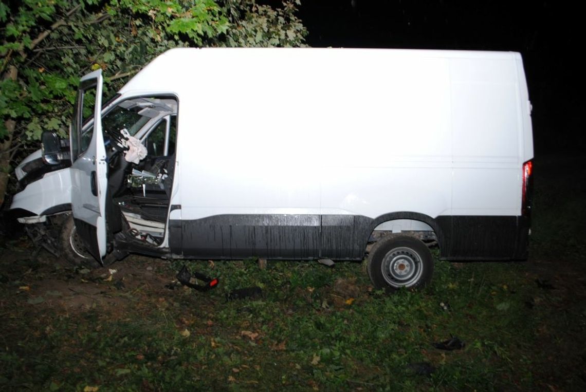 Nietrzeźwi koledzy wybrali się po alkohol. Jazdę Iveco zakończyli na drzewie