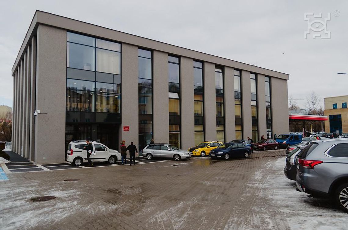 Nowa siedziba Wydziału Komunikacji * Nowa siedziba Wydziału Komunikacji *