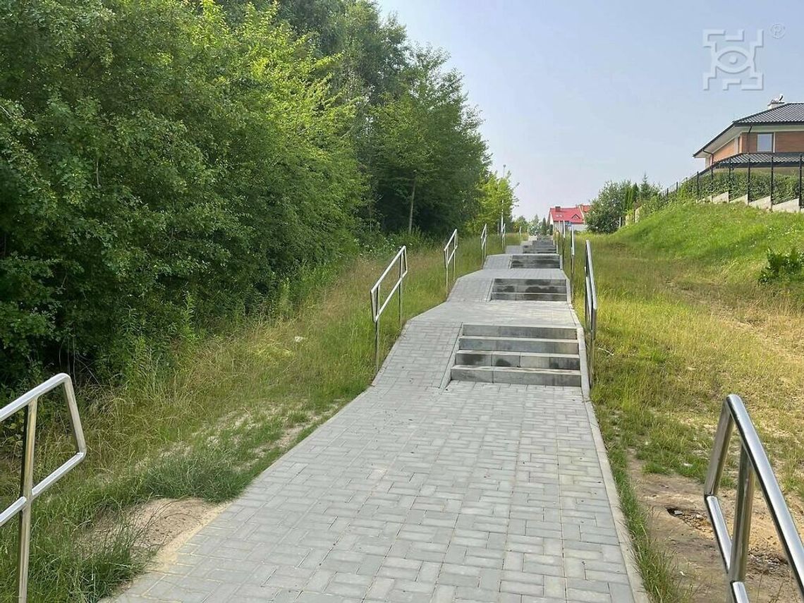 Nowe chodniki, pochylnie i schody w dzielnicy Szerokie
