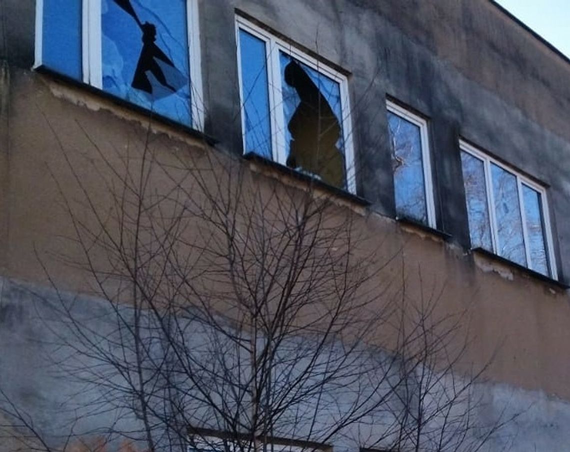 Odpowie za wybicie ponad dwudziestu szyb oraz kradzież Odpowie za wybicie ponad dwudziestu szyb oraz kradzież