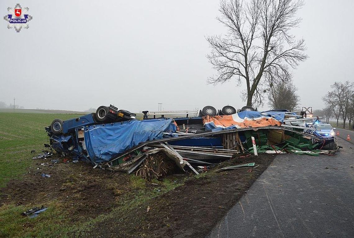 Policja informuje. Chełm: Kierowca tira zjechał z drogi. Doszło do przewrócenia pojazdu Policja informuje. Chełm: Kierowca tira zjechał z drogi. Doszło do przewrócenia pojazdu
