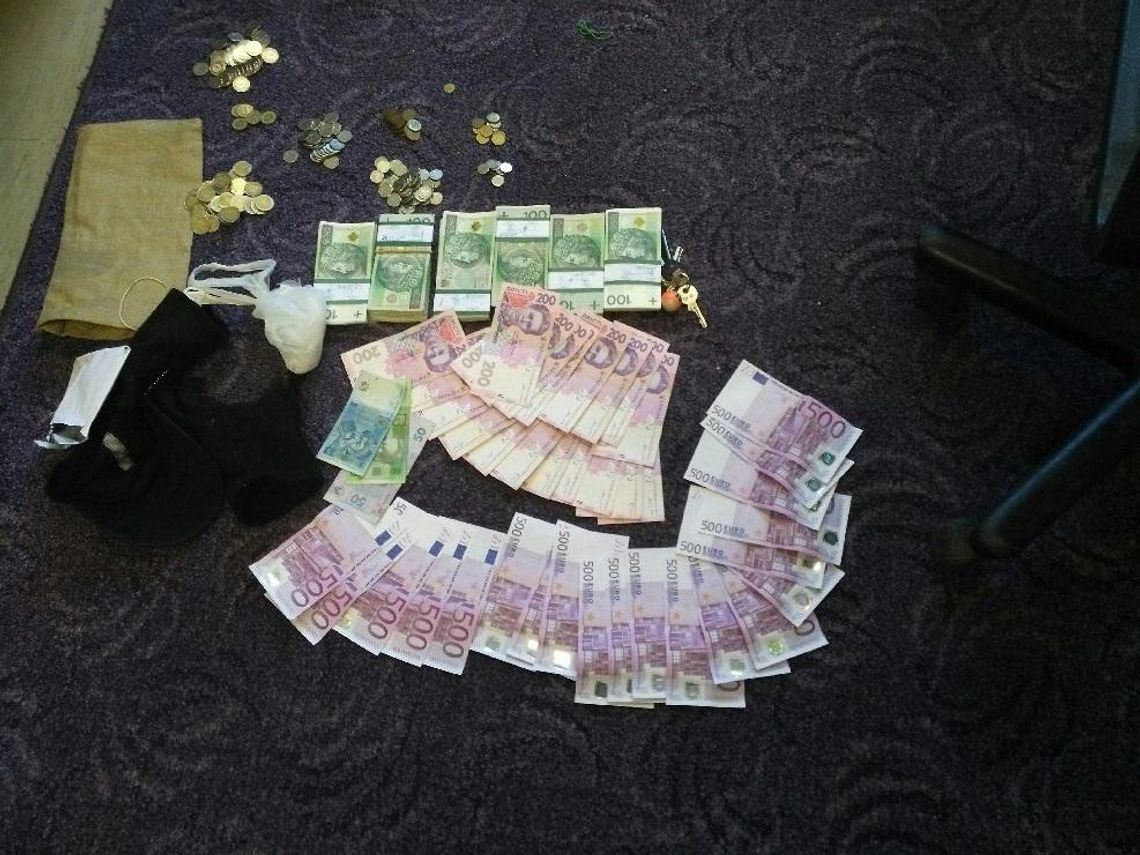 Policja informuje. Lublin: Włamywacze ukradli ponad 100 000 zł. Policjanci zatrzymali ich na gorącym uczynku Policja informuje. Lublin: Włamywacze ukradli ponad 100 000 zł. Policjanci zatrzymali ich na gorącym uczynku