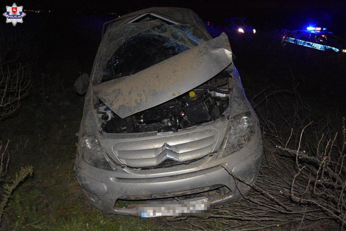 Policja informuje. Puławy: Wpadła w poślizg i dachowała Policja informuje. Puławy: Wpadła w poślizg i dachowała