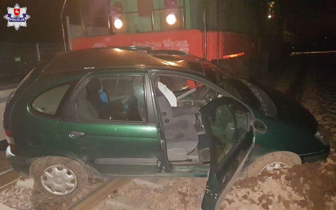 Policja informuje. Puławy: Zignorowała znak STOP i wjechała pod pociąg * Policja informuje. Puławy: Zignorowała znak STOP i wjechała pod pociąg *